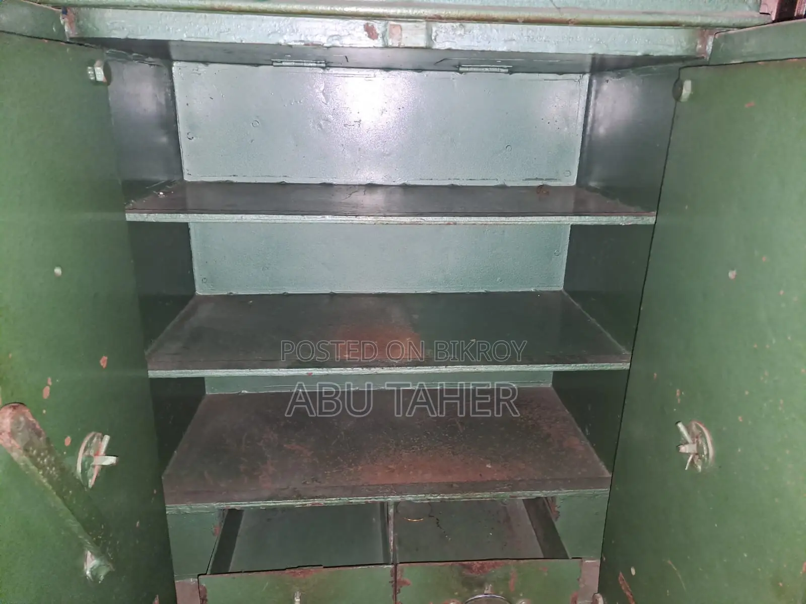 শো কেস ও সিন্ধুক অর্ধেক দামে বিক্রি হবে