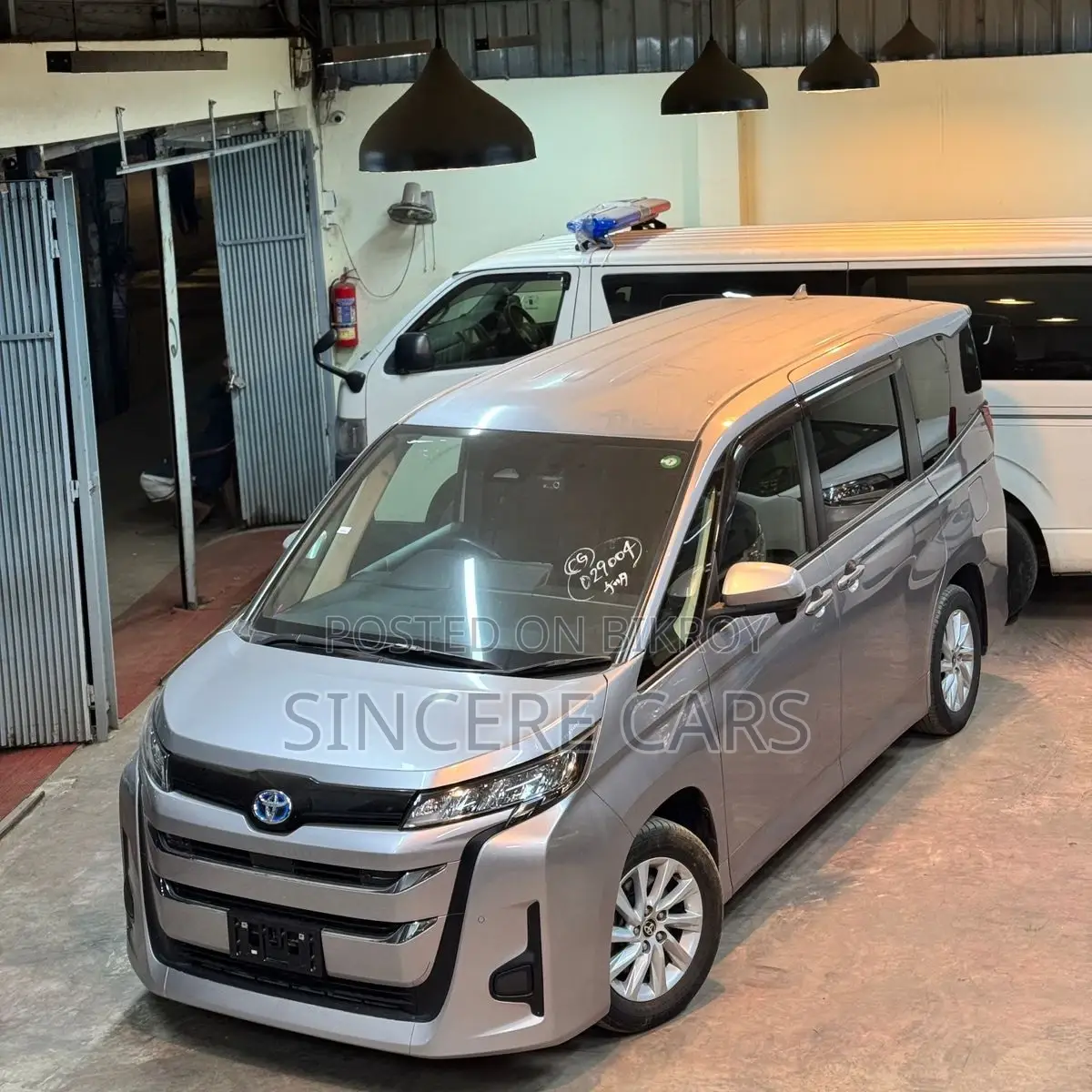 Toyota Noah HYBRID 62000KM 2022