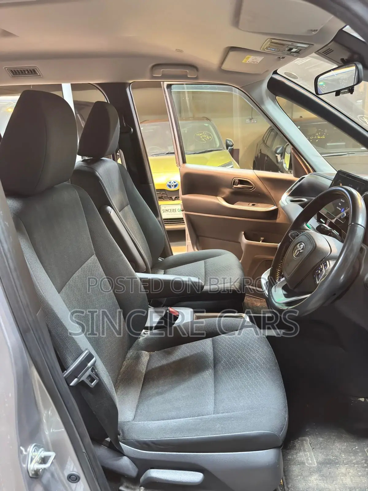 Toyota Noah HYBRID 62000KM 2022