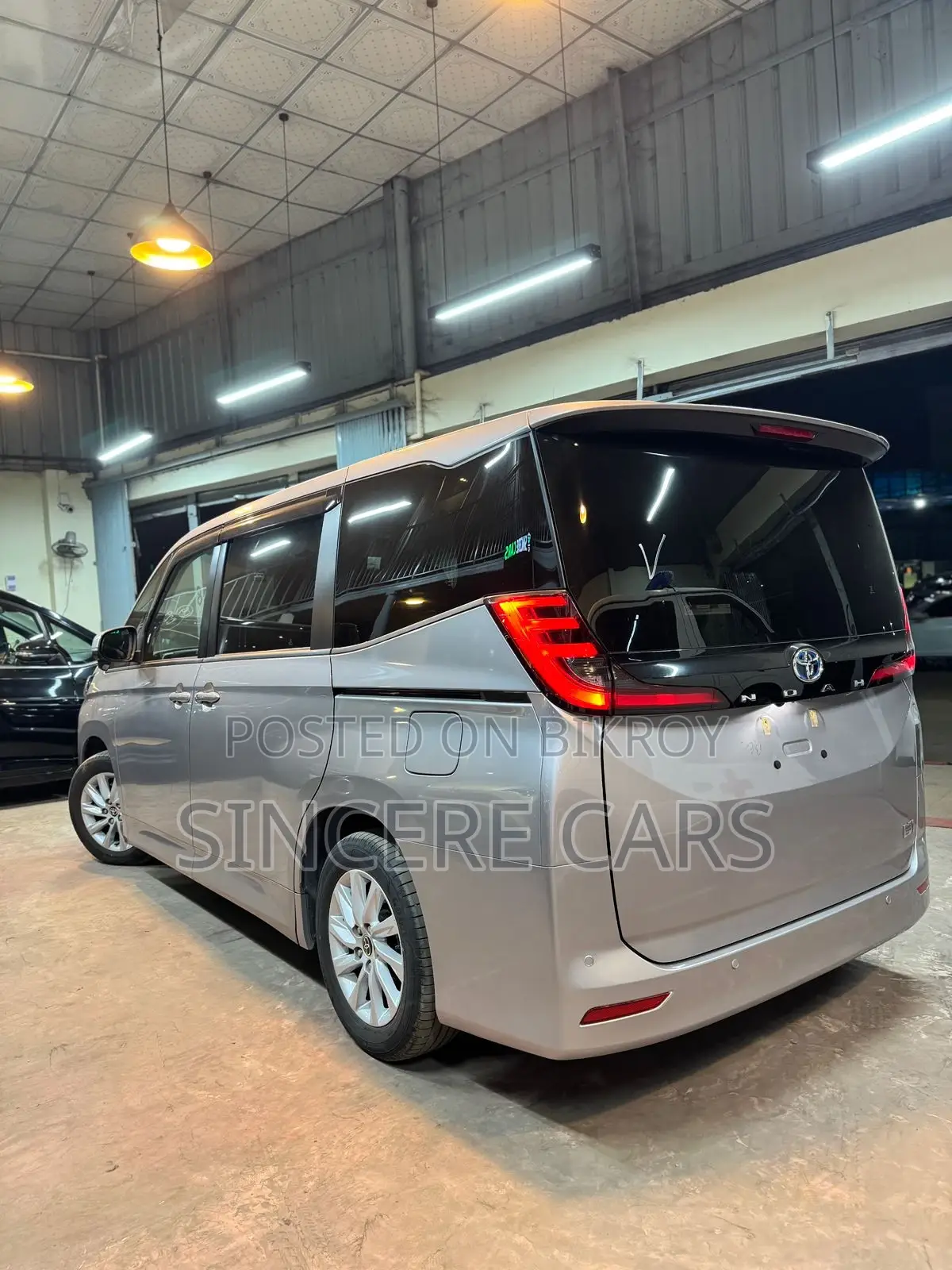 Toyota Noah HYBRID 62000KM 2022