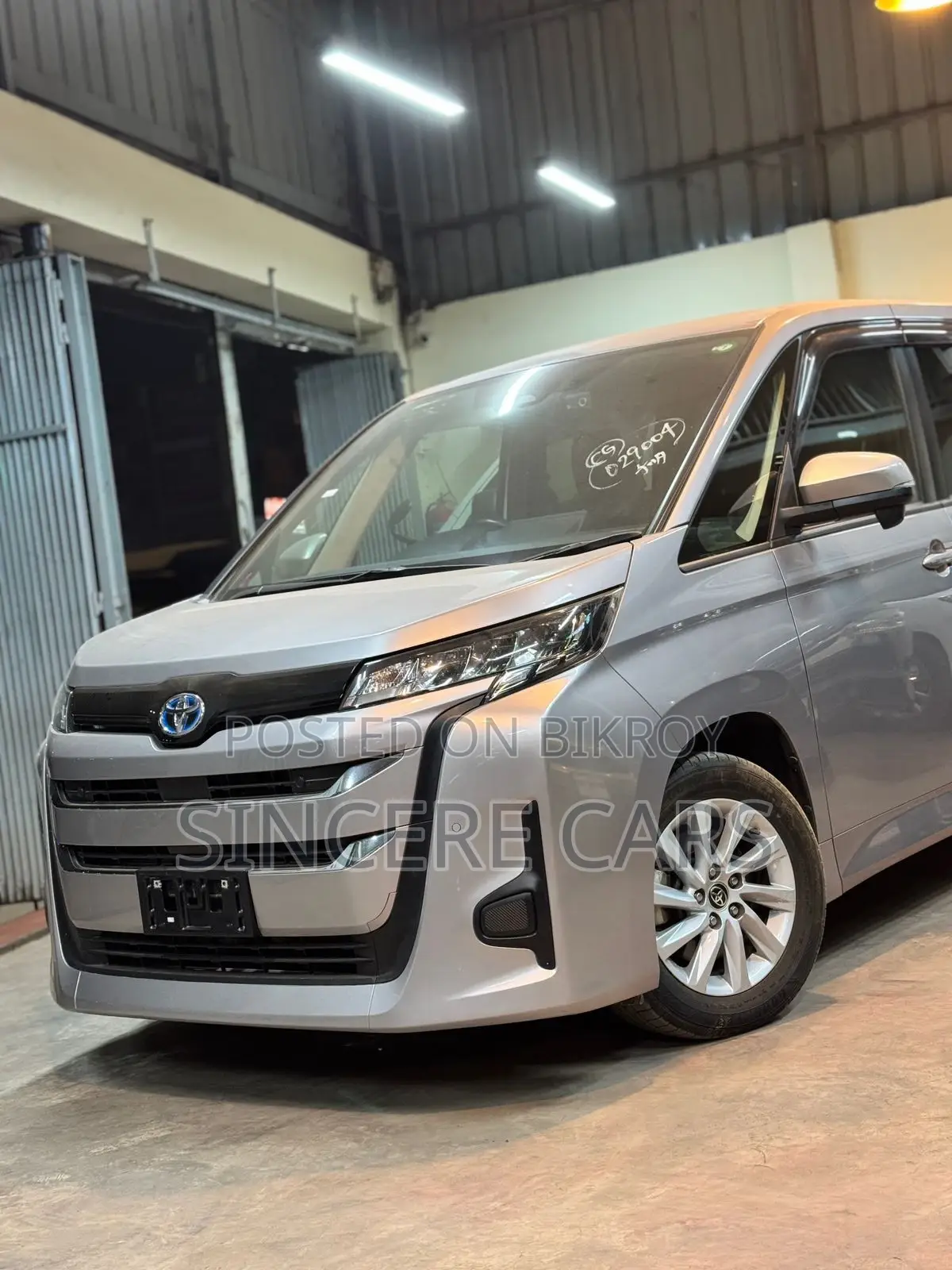 Toyota Noah HYBRID 62000KM 2022