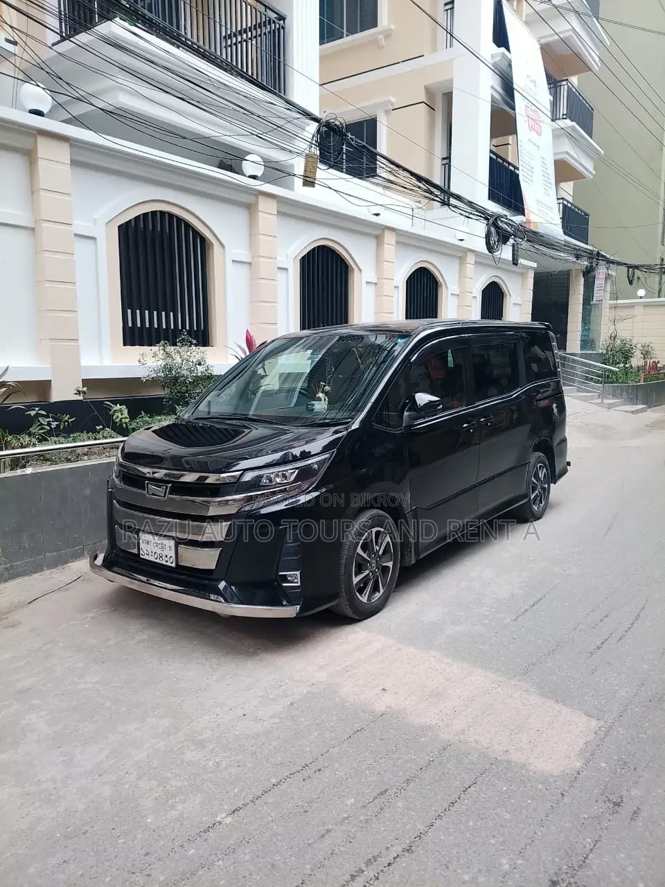হাইব্রিড নোয়াহ ভাড়ার জন্য