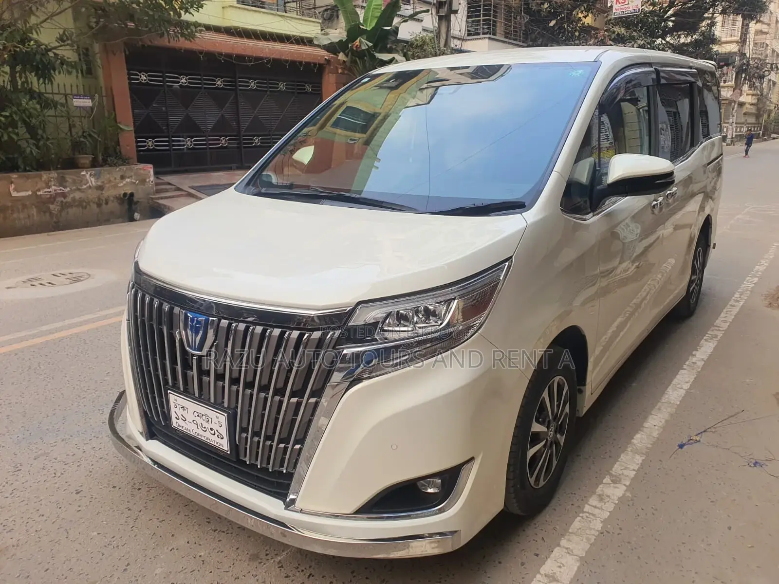হাইব্রিড নোয়াহ ভাড়ার জন্য
