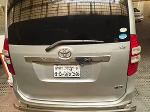 Toyota Noah 2011