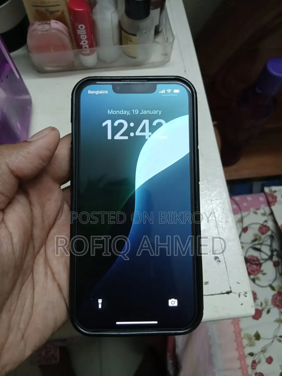 Apple iPhone 13 . (Used)