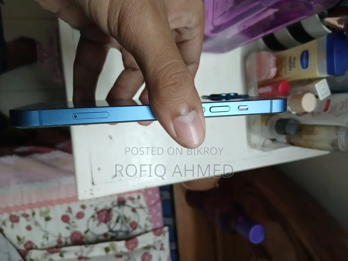 Apple iPhone 13 . (Used)