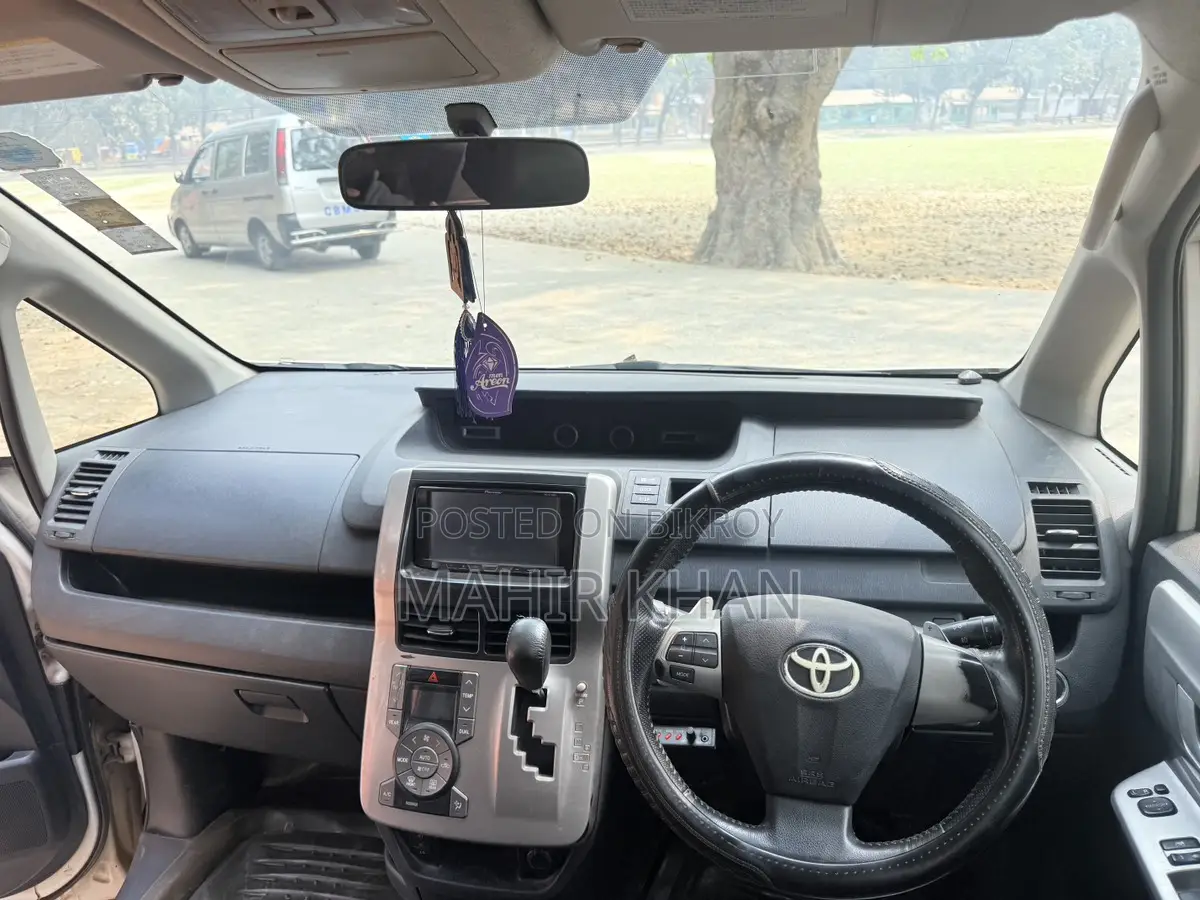 Toyota Noah S.I 2011