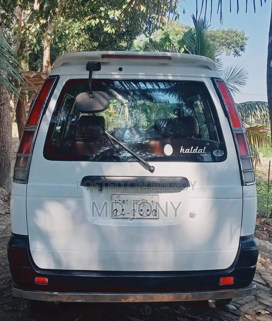 Toyota Noah 2005