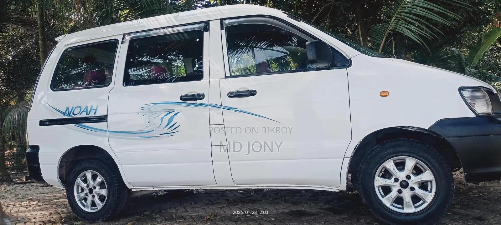 Toyota Noah 2005