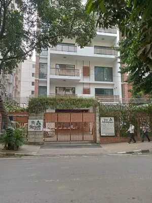 গুলশানে ৯ কাঠা জমি সহ চালু আবাসিক হোটেল বিক্রি