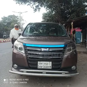 Toyota Noah 2014