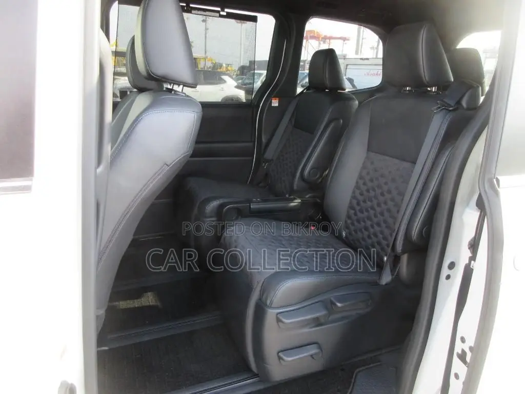 Toyota Voxy S-Z,PKG 36K MIL, 4.5 2022