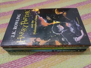 হ্যারি পটারের বই বিক্রির জন্য