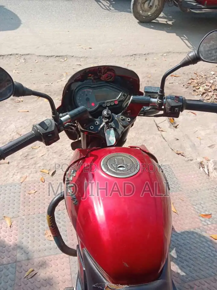 Bajaj Pulsar 150 . 2015