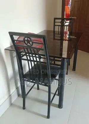 ডাইনিং টেবিল সাথে চারটি চেয়ার