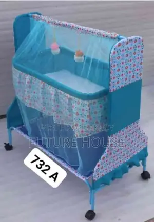 732 মডেল৷ দোলনা