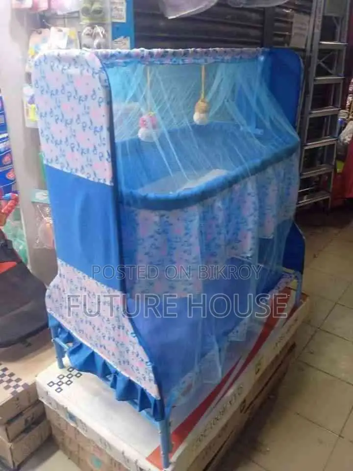 732 মডেল৷ দোলনা