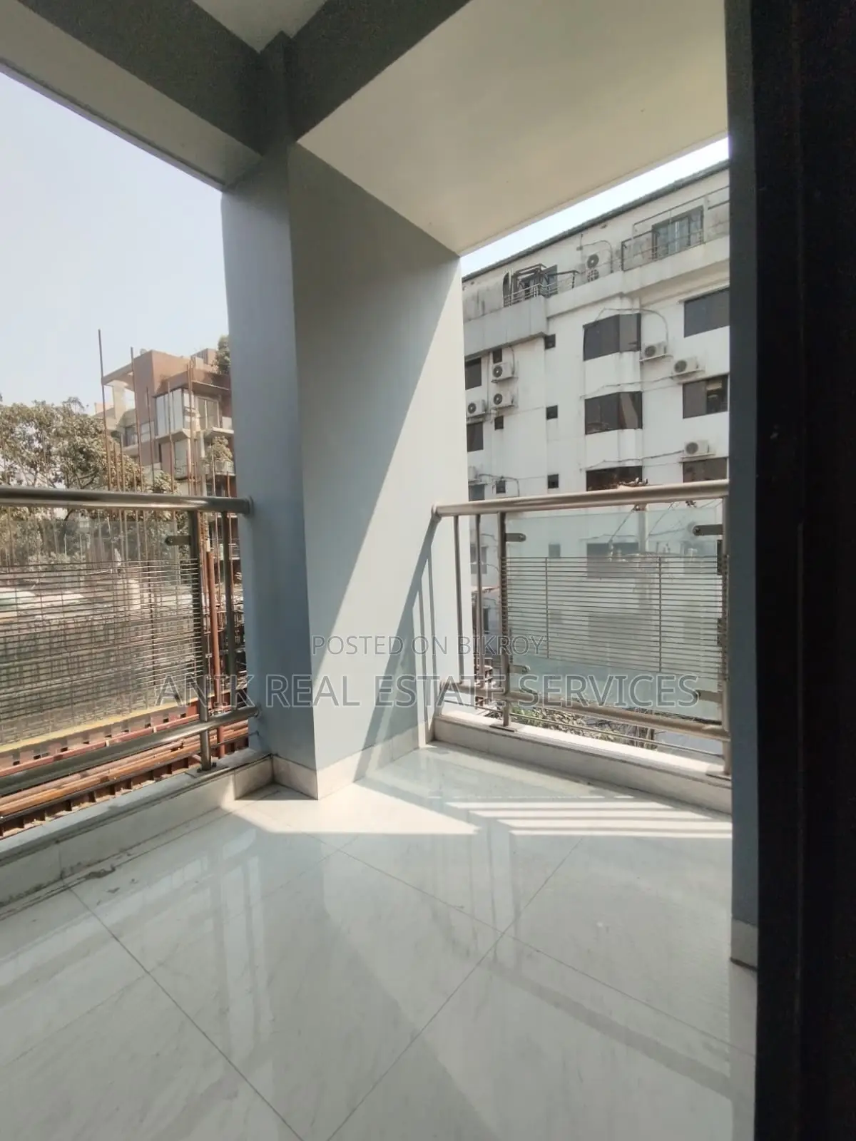 Good Quality 3200 Sft Un Farnised Flat Rent At Baridhara