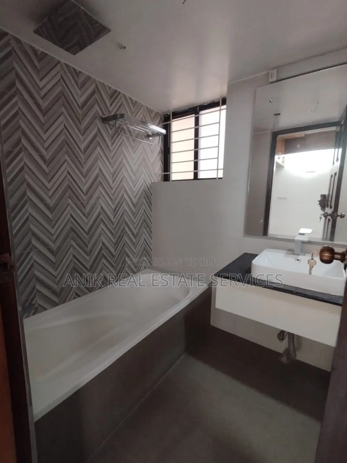 Good Quality 3200 Sft Un Farnised Flat Rent At Baridhara