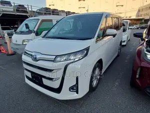 Toyota Noah Non Hybrid Z Pearl 2022