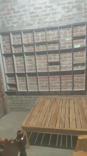 দোকানের সামনের টেবিল, ক্যাশ, তিনটা রেক এবং একটি কাঠের বড় চেয়ার
