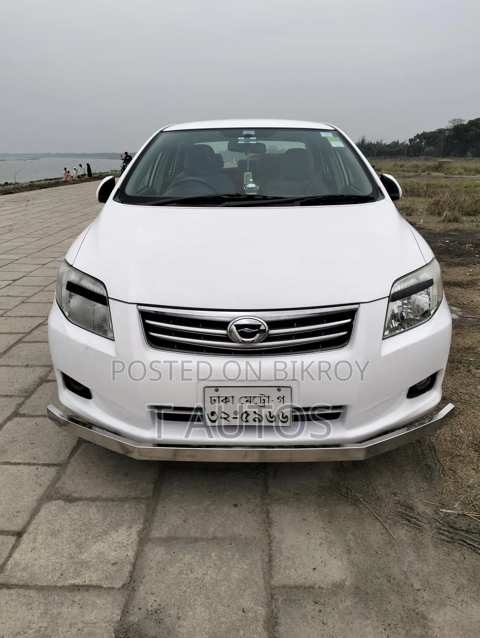 Toyota Axio . 2012