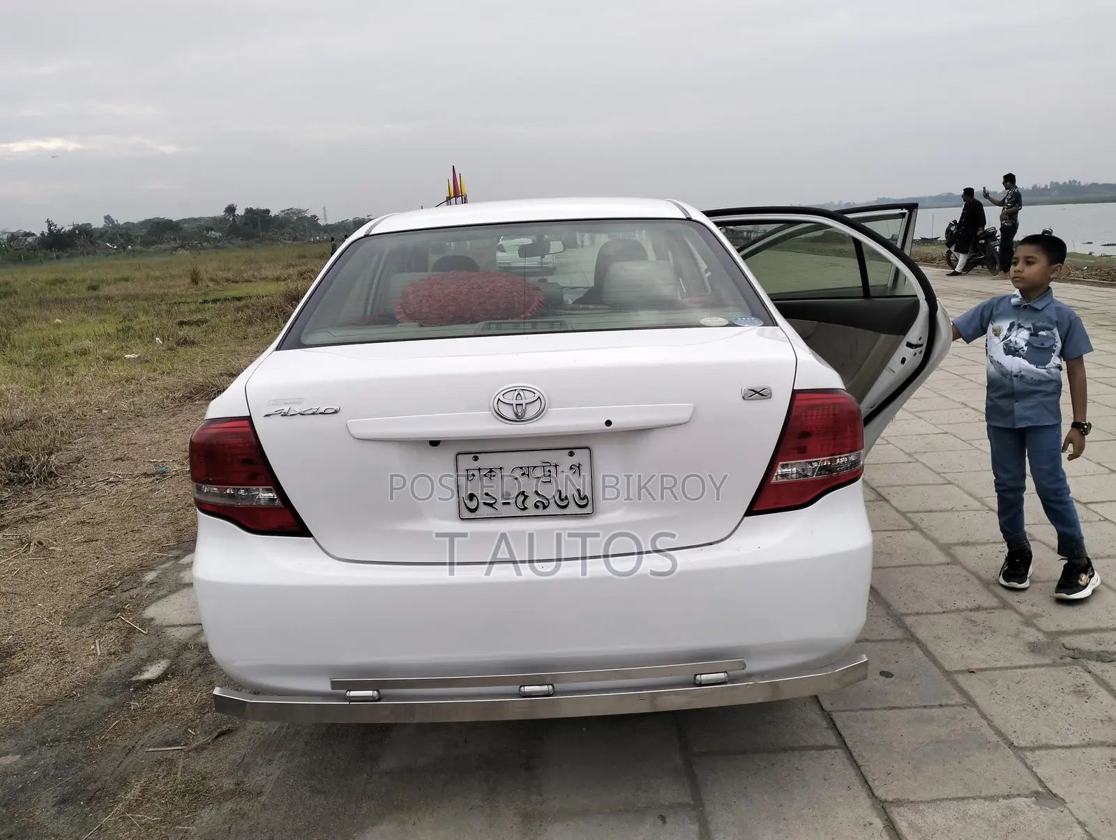 Toyota Axio . 2012