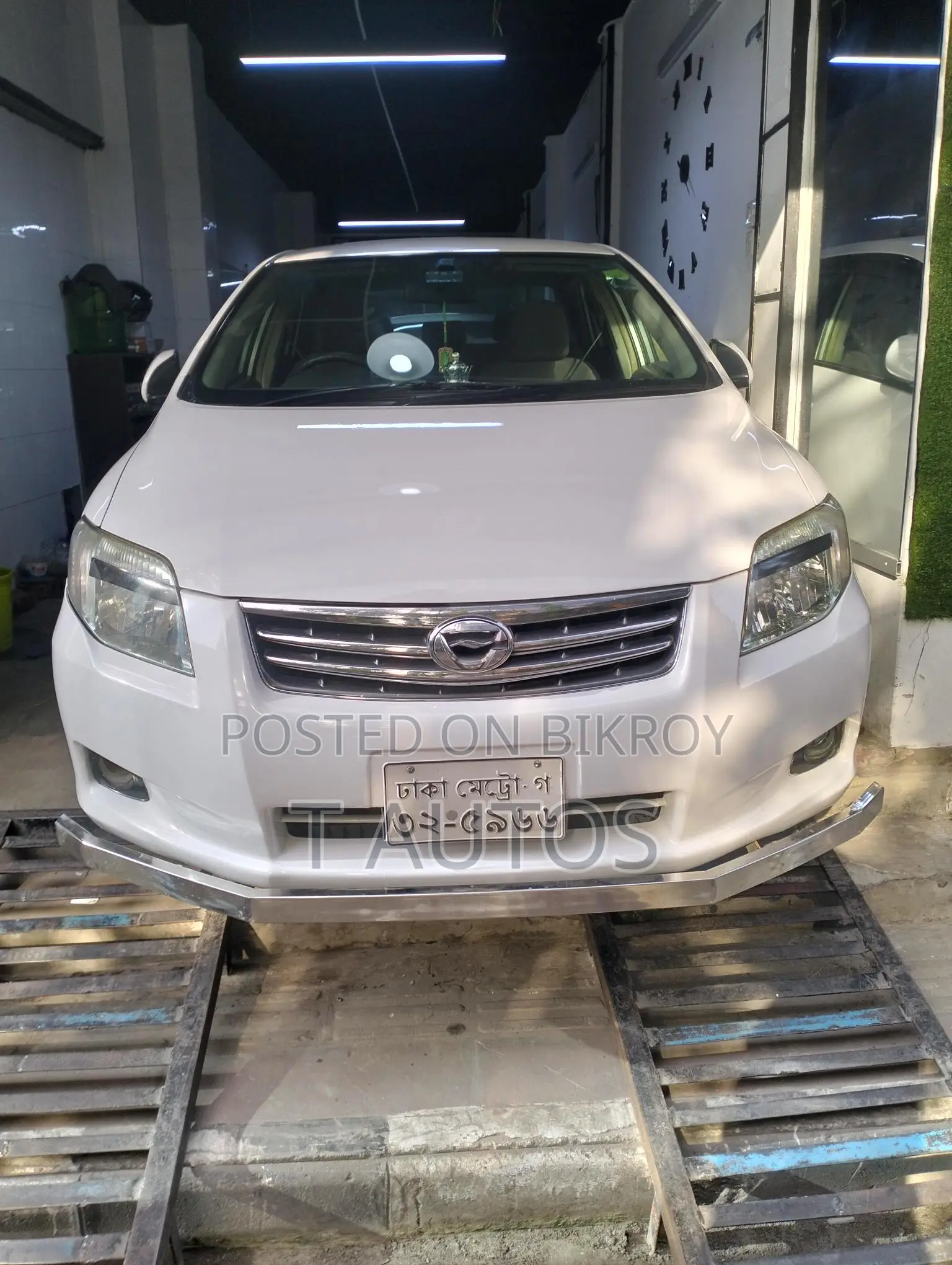 Toyota Axio . 2012