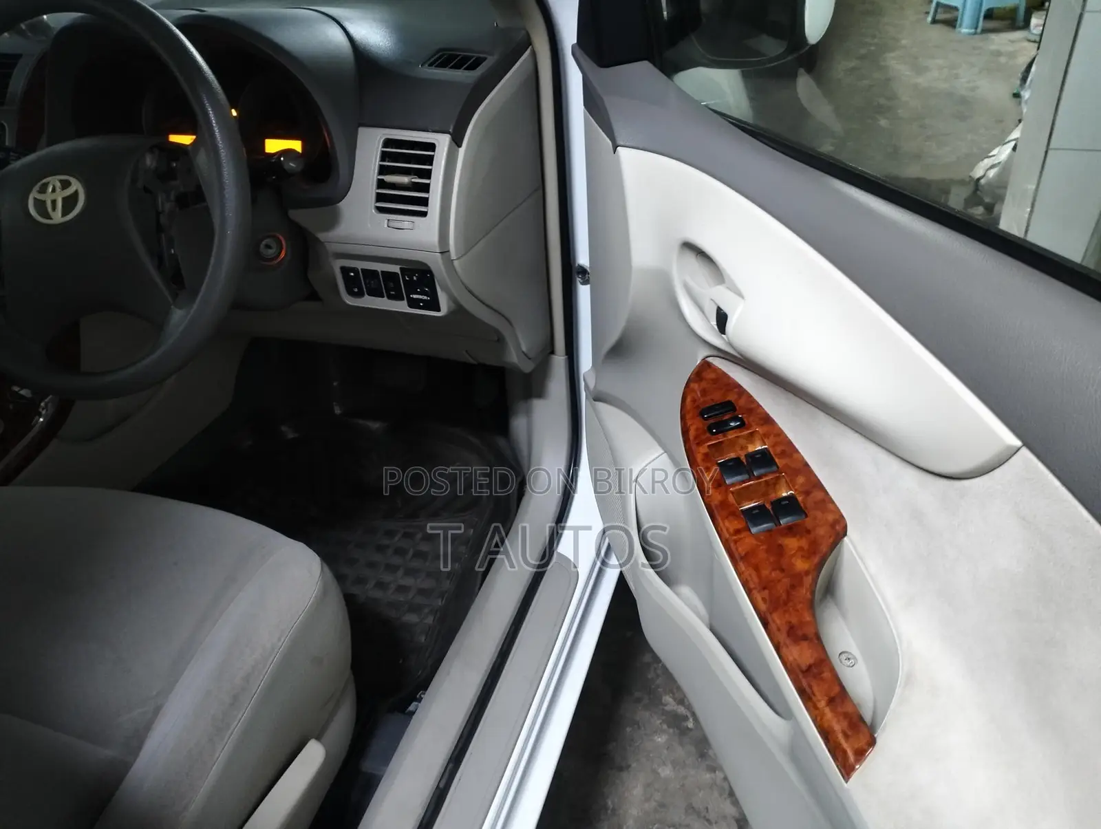 Toyota Axio . 2012