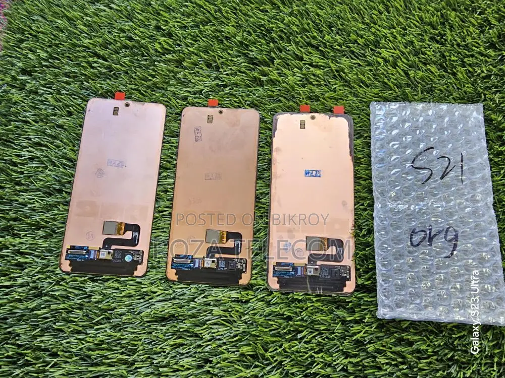 Original Samsung S21 Display Pulled from Phone