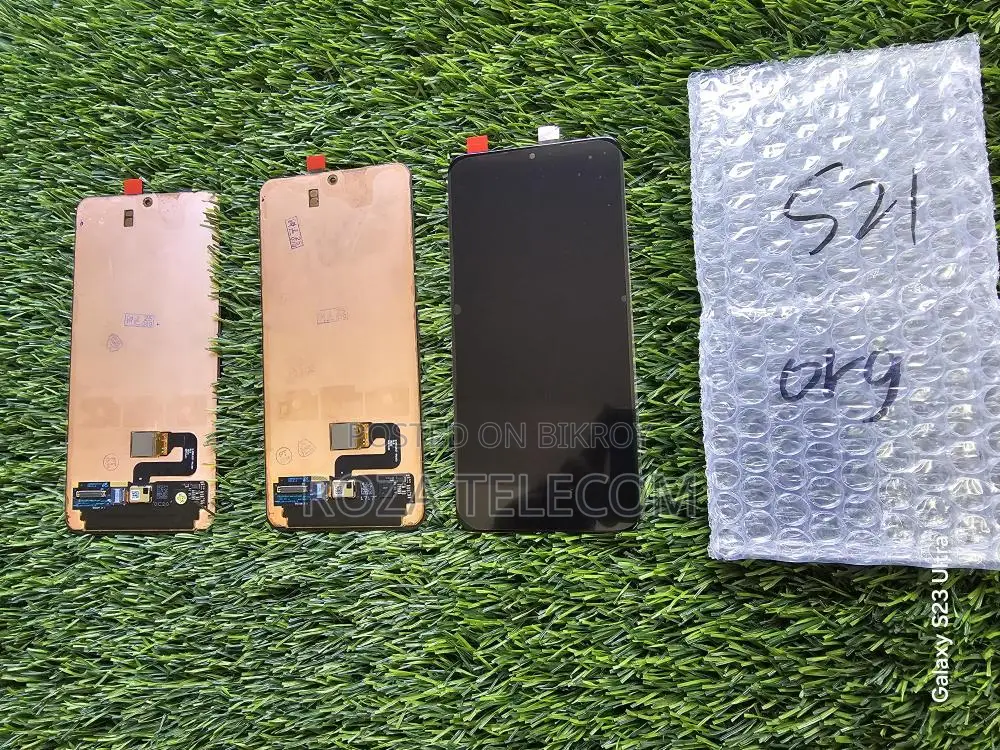 Original Samsung S21 Display Pulled from Phone