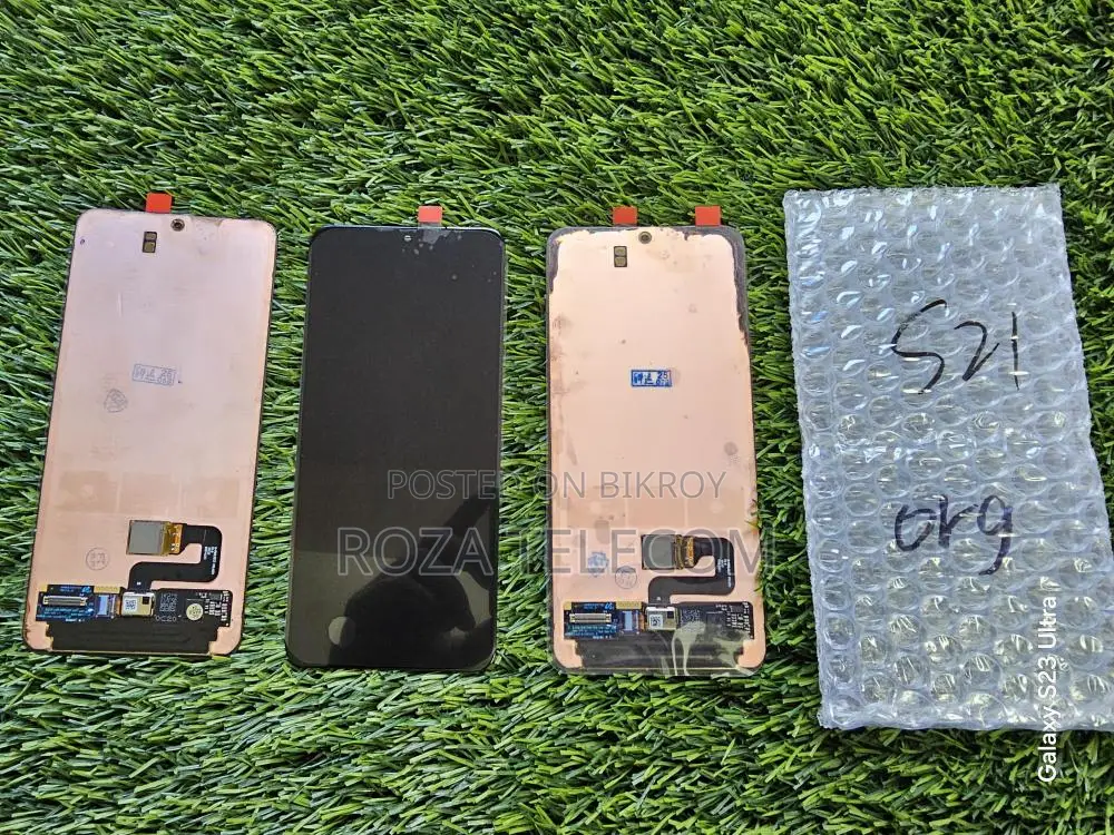 Original Samsung S21 Display Pulled from Phone