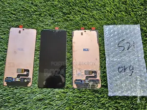 Original Samsung S21 Display Pulled from Phone