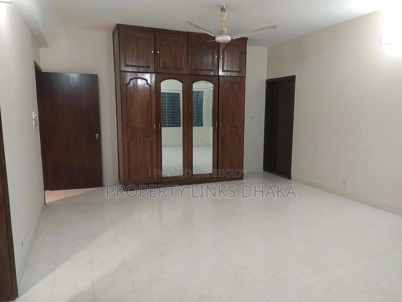 ৩ বেডরুম ৪ ওয়াশরুম ড্রয়িং ডাইনিং কিচেন পার্কিং