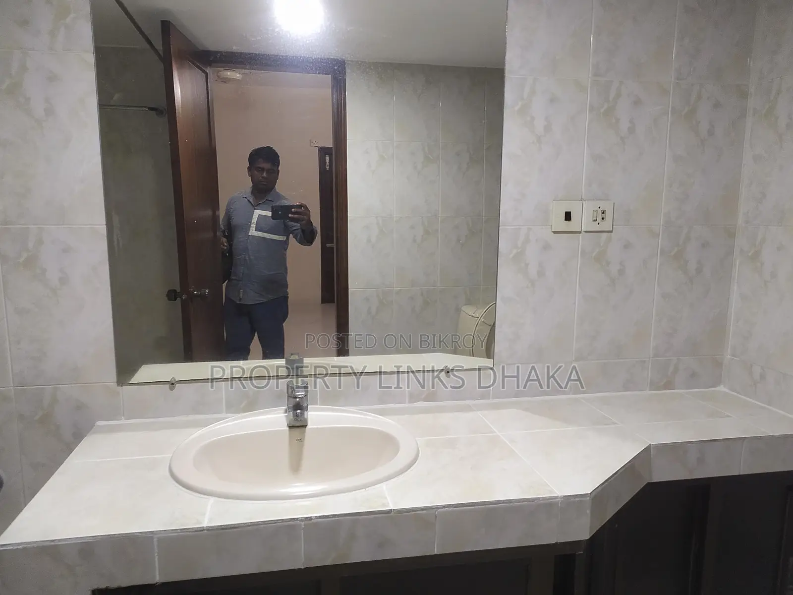 ৩ বেডরুম ৪ ওয়াশরুম ড্রয়িং ডাইনিং কিচেন পার্কিং