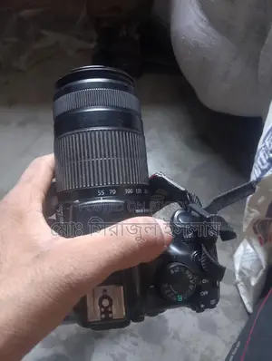 Canon 1300D with lens