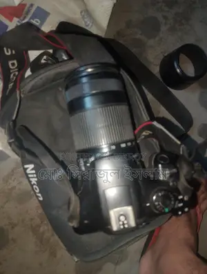 Canon 1300D with lens