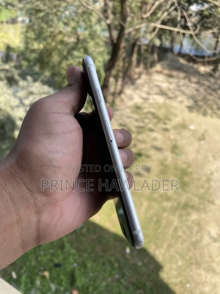 Apple iPhone SE . (Used)
