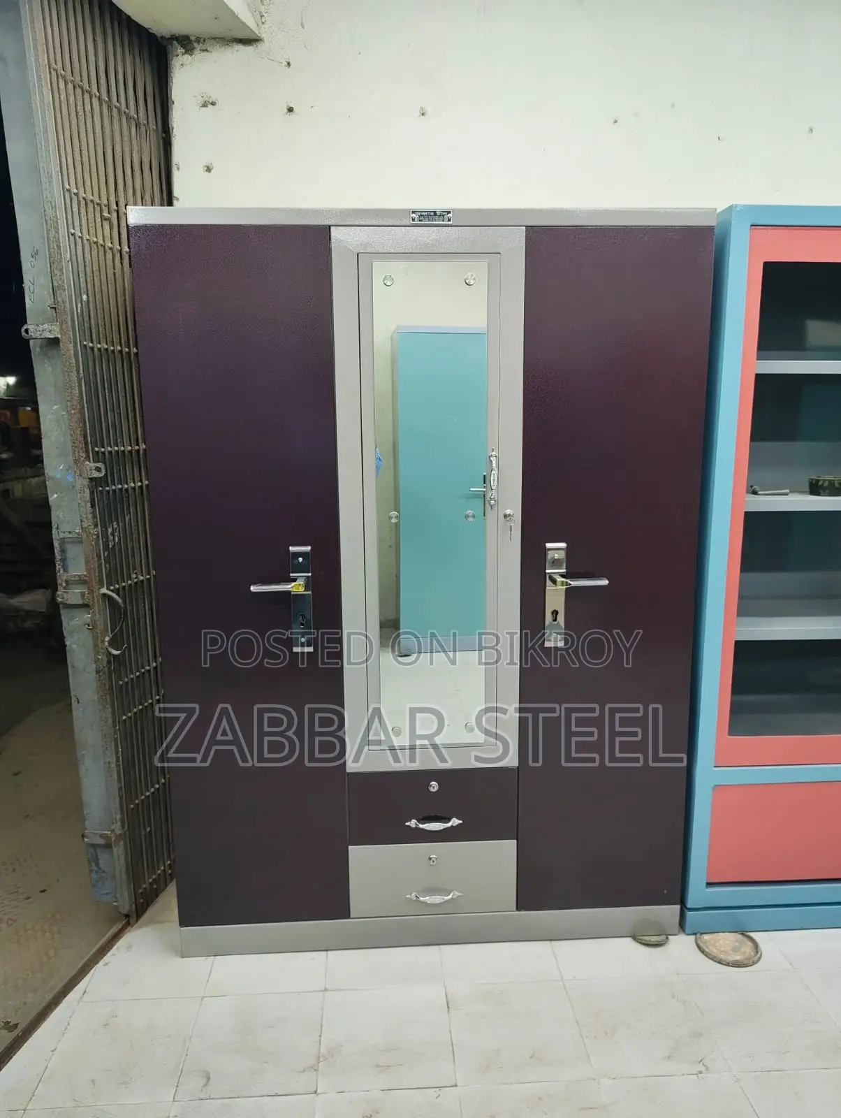 Zabbar Steel 3 Door Almirah - Modern and Sturdy 3-Door Almirah!