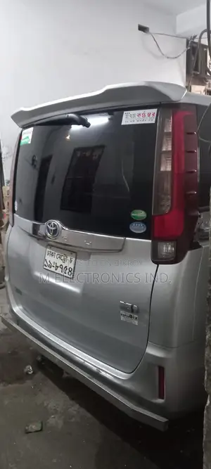 Toyota Noah 2014