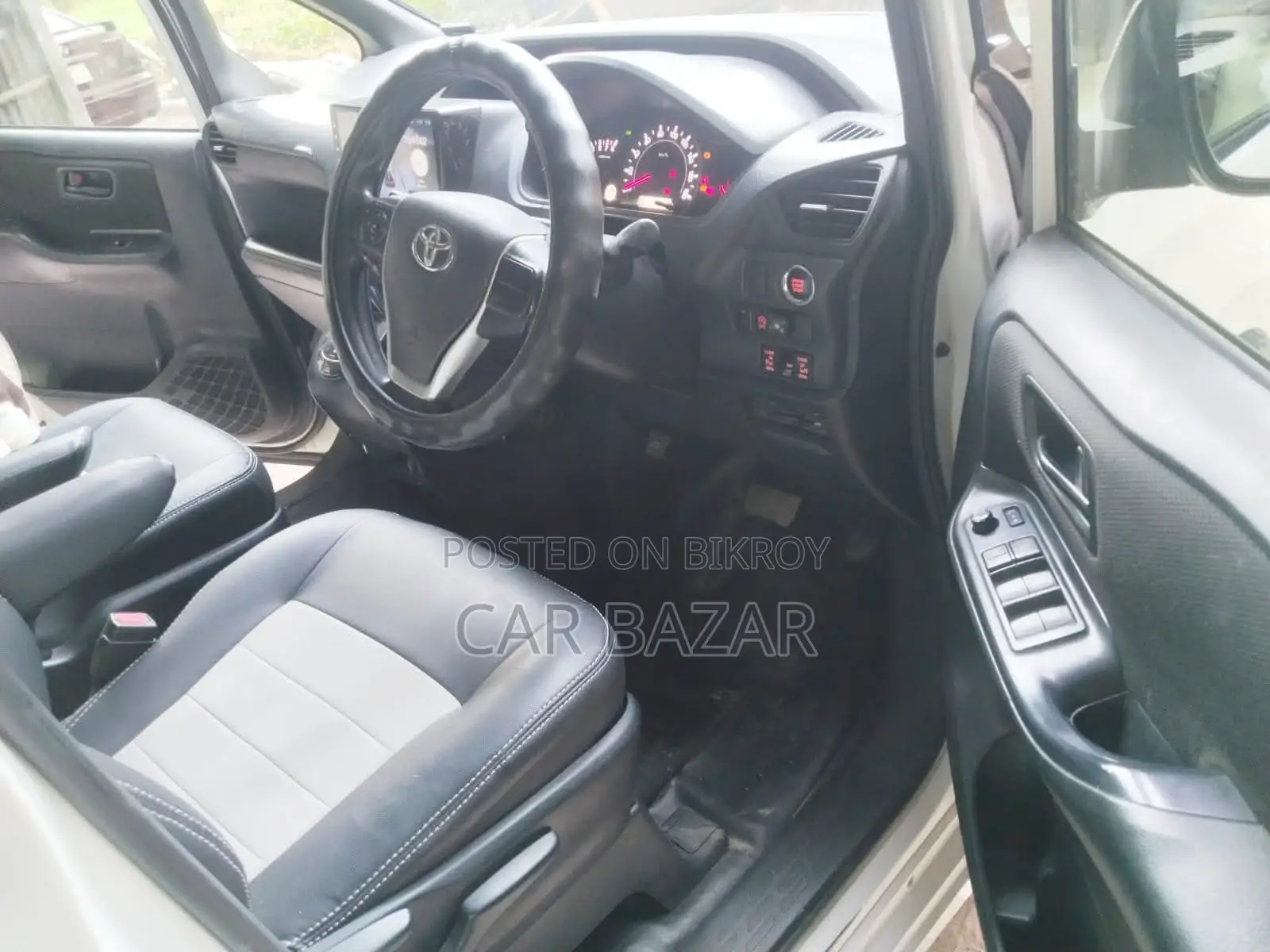 টয়োটা নোয়া এসআই পুশ অকটেন রান ২০১৭