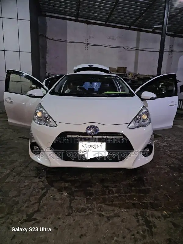 Toyota Aqua hybrid 2015