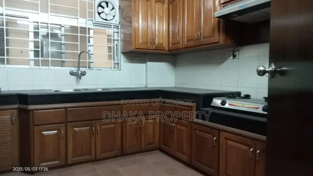 গুলশানে ৪ বেড ২ কার পার্কিং ২৬০০ বর্গফুটের ফ্ল্যাট ভাড়া