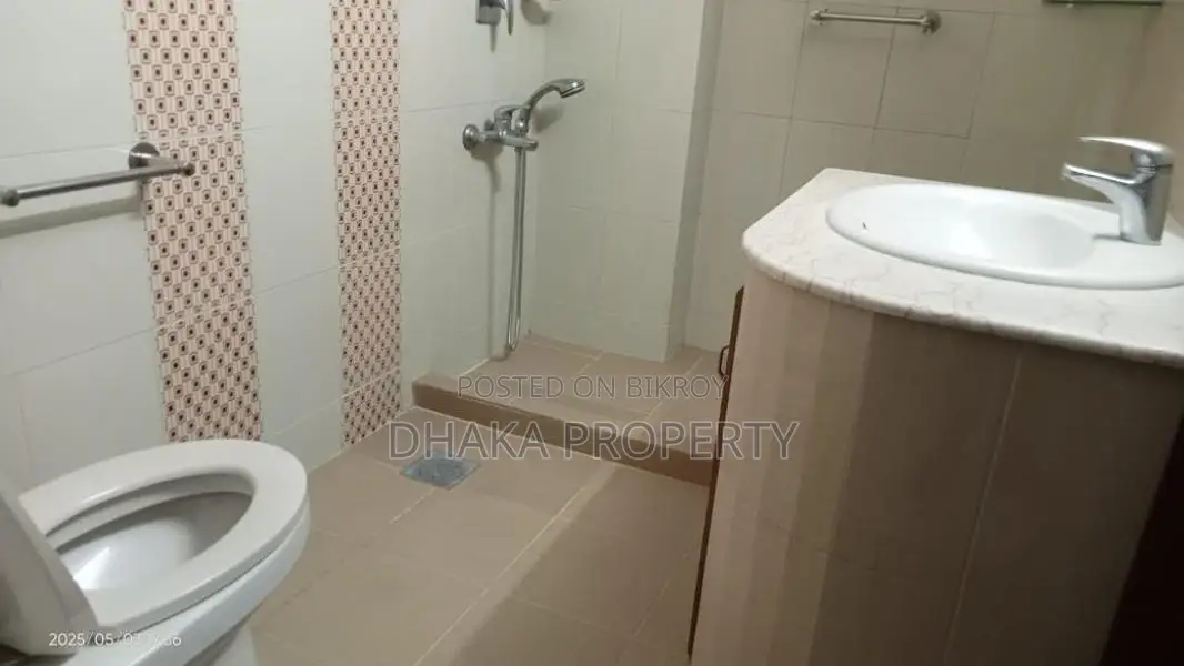 গুলশানে ৪ বেড ২ কার পার্কিং ২৬০০ বর্গফুটের ফ্ল্যাট ভাড়া