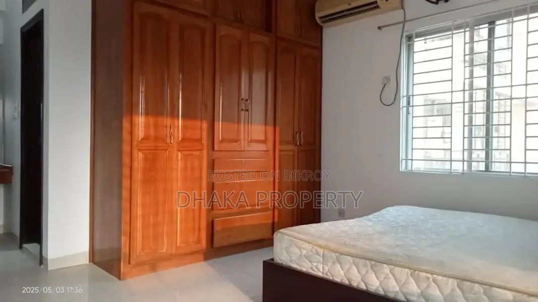 গুলশানে ৪ বেড ২ কার পার্কিং ২৬০০ বর্গফুটের ফ্ল্যাট ভাড়া