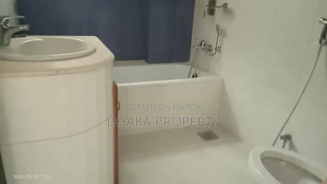 গুলশানে ৪ বেড ২ কার পার্কিং ২৬০০ বর্গফুটের ফ্ল্যাট ভাড়া