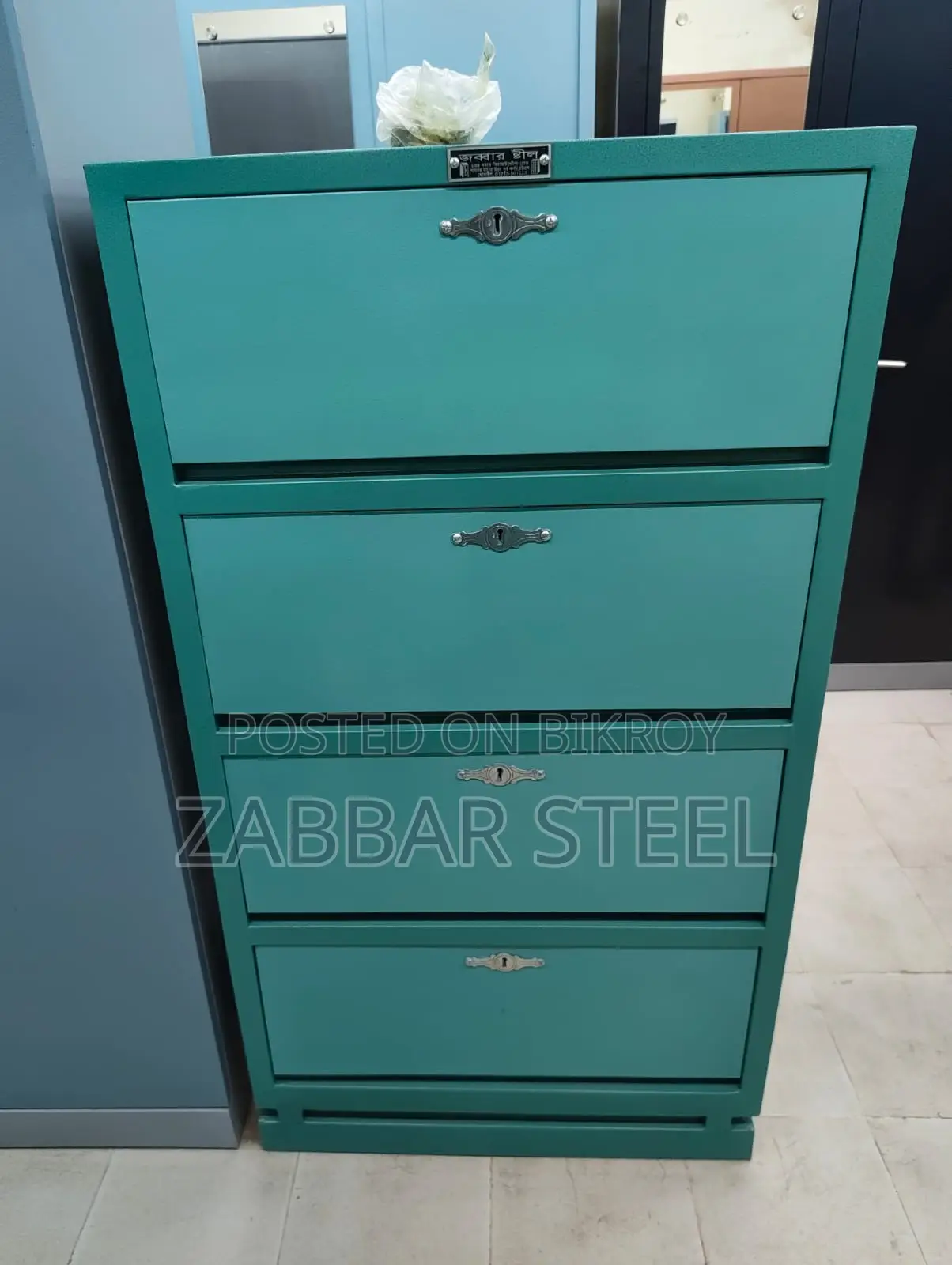 Steel Wardrobe - Four-drawer wardrobe with a stylish look and sturdy construction!