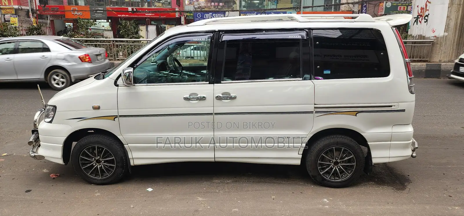 Toyota Noah Road Tourer 2001