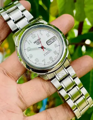 চমৎকার SEIKO 5 SNKK33 নিউমেরিক্যাল সানবার্স্ট হোয়াইট অটোমেটিক ঘড়ি