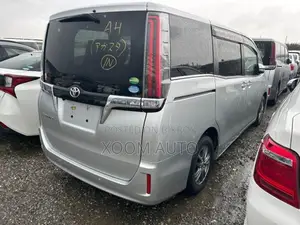 Toyota Esquire XI PKG SILVER COLOR 2020